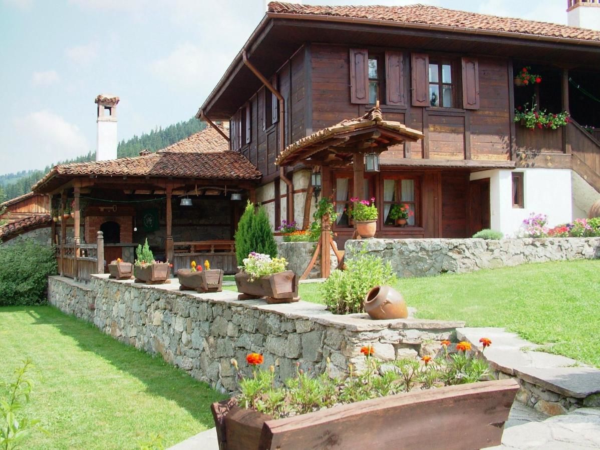 Гостевой дом Hadji Neikovi Guest Houses Копривштица-4