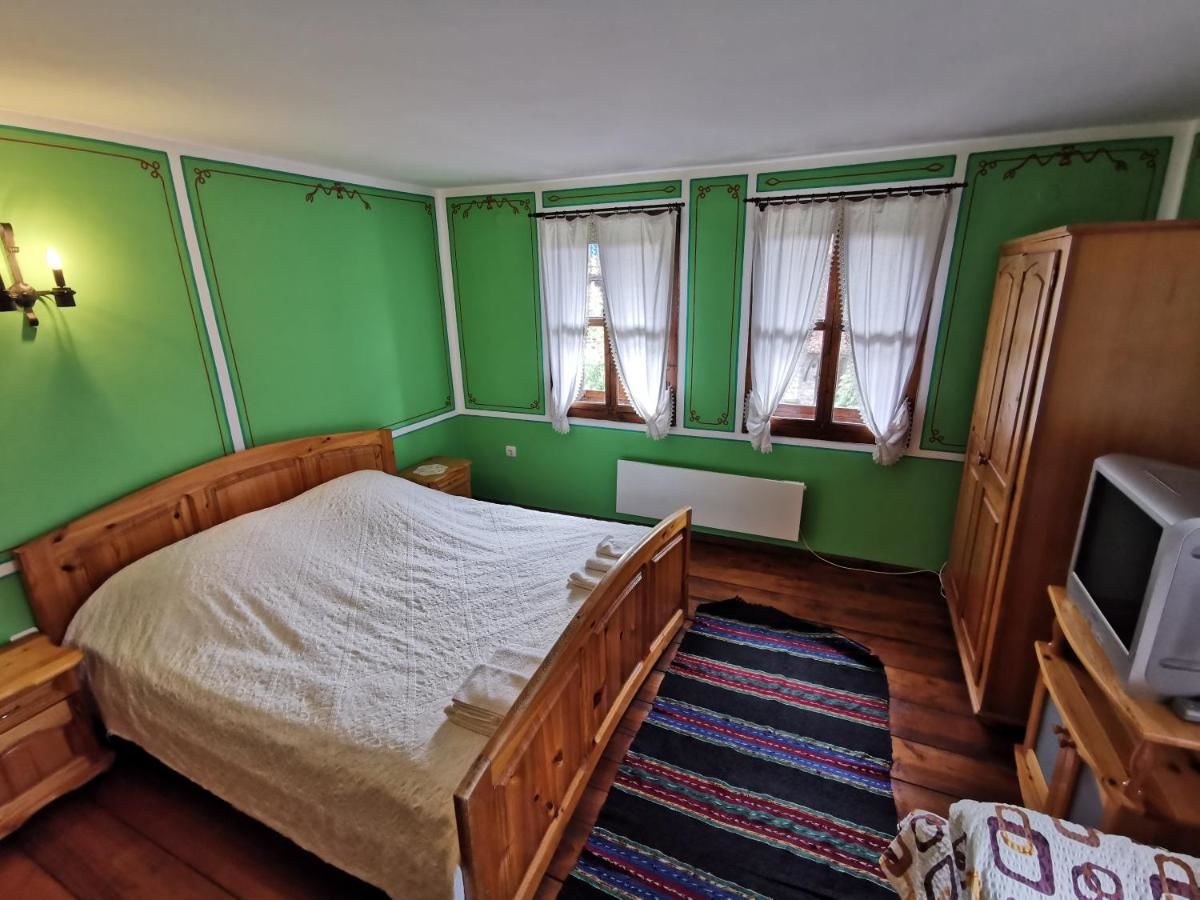 Гостевой дом Hadji Neikovi Guest Houses Копривштица-15