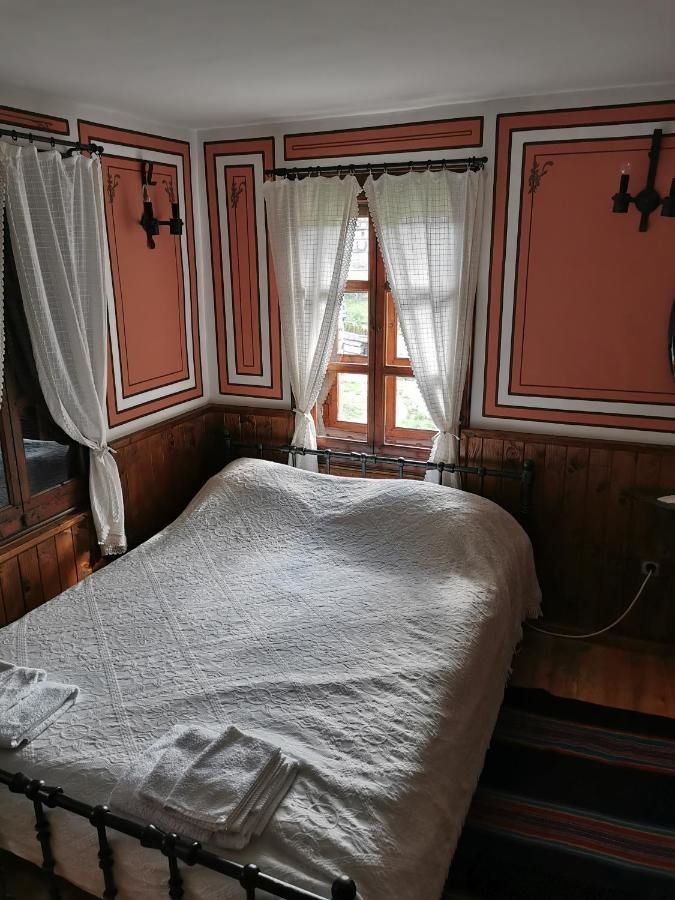 Гостевой дом Hadji Neikovi Guest Houses Копривштица-28