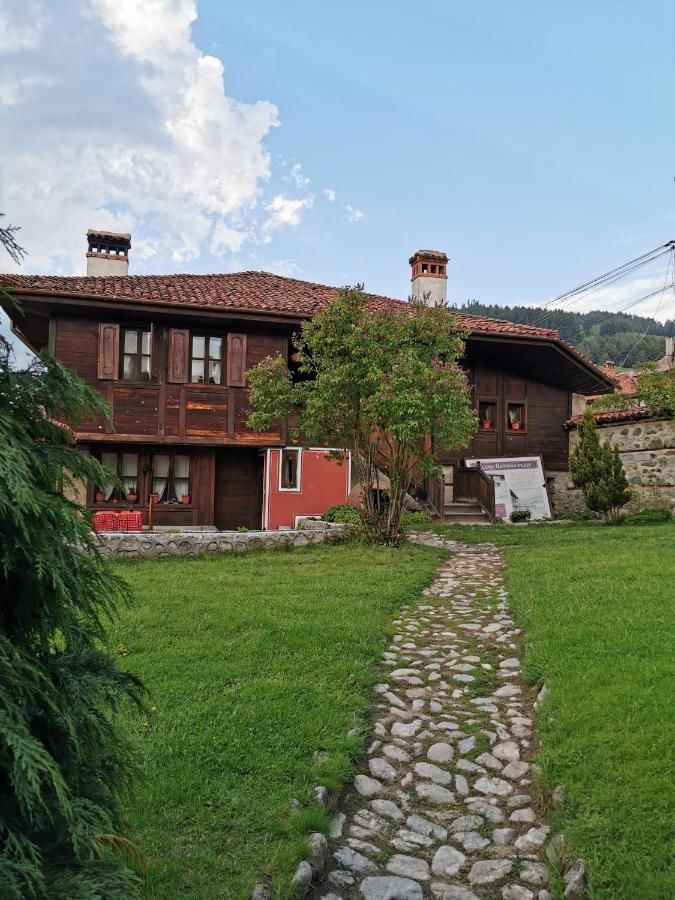 Гостевой дом Hadji Neikovi Guest Houses Копривштица-9