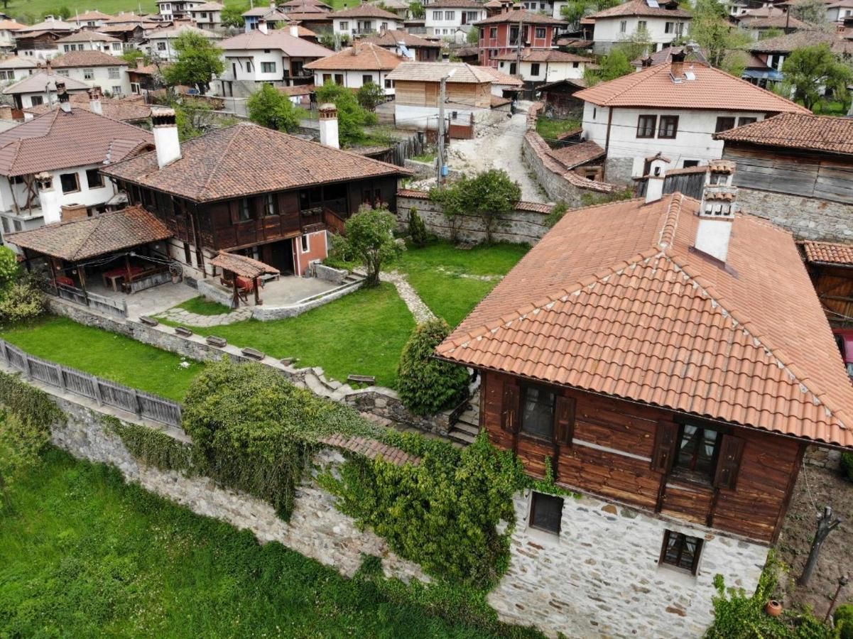 Гостевой дом Hadji Neikovi Guest Houses Копривштица-10