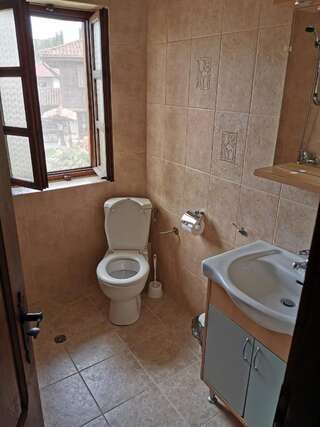 Гостевой дом Hadji Neikovi Guest Houses Копривштица Трехместный номер с собственной ванной комнатой-6